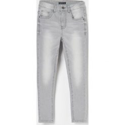 Jeansy z przetarciami slim fit -. Jeansy męskie Reserved, bez wzorów. Za 69,99 zł.