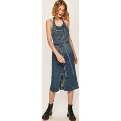Pepe Jeans - Sukienka jeansowa Kate x Dua Lipa. Niebieskie sukienki damskie Pepe Jeans, na co dzień, s, bez wzorów, z bawełny, casualowe, z okrągłym kołnierzem, bez rękawów, midi, proste. W wyprzedaży za 279,90 zł.