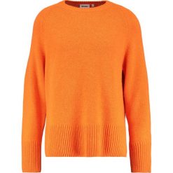Swetry klasyczne męskie: Weekday MURAL Sweter orange