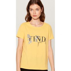 Koszulka z nadrukiem - Żółty. Żółte t-shirty damskie marki Mohito, s, z nadrukiem. Za 39,99 zł.