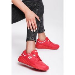 Czerwone Buty Sportowe Escape The World. Czerwone buty sportowe damskie Renee, z nadrukiem, sportowe. Za 89,99 zł.