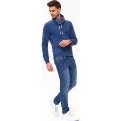 BLUZA Z GOLFEM. Niebieskie bluzy męskie Top Secret, na lato, xxl, w paski, z dzianiny, z golfem, bez rękawów, bez kaptura. W wyprzedaży za 59,99 zł.