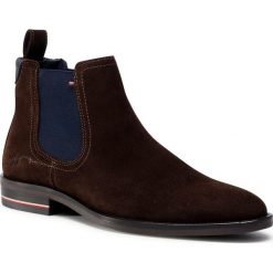 Sztyblety TOMMY HILFIGER - Signature Hilfiger Suede Chelsea FM0FM03112 Cocoa GT6. Pomarańczowe sztyblety męskie TOMMY HILFIGER, ze skóry, bez zapięcia. Za 699,00 zł.