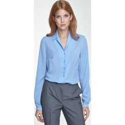Błękitna bluzka z kołnierzykiem. Niebieskie bluzki damskie NIFE, xl, bez wzorów, z poliesteru, eleganckie, z koszulowym kołnierzykiem, bez rękawów. Za 139,00 zł.