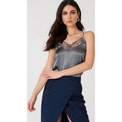 Rut&Circle Satynowy top na ramiączkach Maya - Grey. Szare topy damskie marki Rut&Circle, w koronkowe wzory, z poliesteru, z dekoltem na plecach. W wyprzedaży za 40,47 zł.