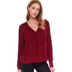 Bluzka damska z ozdobną taśmą. Czerwone bluzki damskie Top Secret, m, bez wzorów, z koronki, eleganckie, z dekoltem w serek, bez rękawów. W wyprzedaży za 49,99 zł.