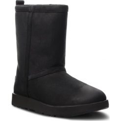 Buty UGG - W Classic Short L Waterproof 1017509 W/Blk. Czarne kozaki damskie Ugg, na zimę, z wełny, bez zapięcia. Za 1049,00 zł.