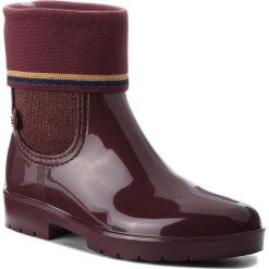 Kalosze TOMMY HILFIGER - Knitted Sock Rain Bo FW0FW03565 Decadent Chocolate 296. Czerwone kalosze damskie TOMMY HILFIGER, bez wzorów, z tworzywa sztucznego. W wyprzedaży za 309,00 zł.