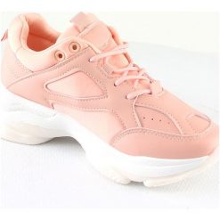 Sneakersy w kolorze jasnoróżowym. Różowe trampki i tenisówki damskie STEPHAN, ze skóry ekologicznej. W wyprzedaży za 153,95 zł.