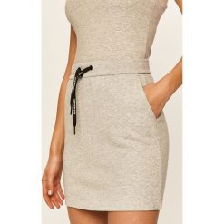 Calvin Klein Jeans - Spódnica. Czerwone spódniczki damskie Calvin Klein Jeans, na co dzień, s, bez wzorów, z bawełny, casualowe, mini, proste. Za 299,90 zł.