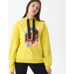 Bluza oversize z fotoprintem - Żółty. Żółte bluzy damskie House, m, bez wzorów, bez rękawów, bez kaptura. W wyprzedaży za 39,99 zł.