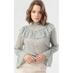 Jasnozielona Bluzka Celarane. Zielone bluzki damskie Born2be, s, bez wzorów, bez kołnierzyka, bez rękawów. Za 119,99 zł.