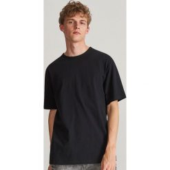 Gładki T-shirt basic - Czarny. Czarne t-shirty męskie Reserved, xl, bez wzorów, bez kołnierzyka. Za 29,99 zł.