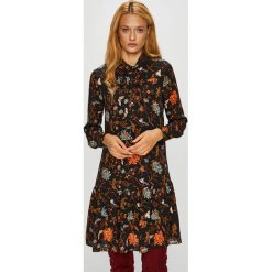 Silvian Heach - Sukienka. Brązowe sukienki balowe marki Silvian Heach, na co dzień, l, z poliesteru, z włoskim kołnierzykiem, mini, rozkloszowane. Za 429,90 zł.