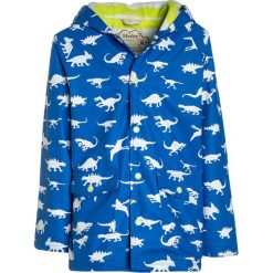 Hatley COLOUR CHANGING DINOSAUR MENAGERIE CLASSIC RAINCOAT Kurtka przeciwdeszczowa blue. Niebieskie kurtki chłopięce przeciwdeszczowe marki Hatley, z materiału. W wyprzedaży za 206,10 zł.