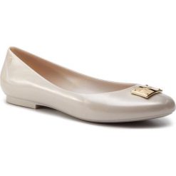 Baleriny MELISSA - Doll IV Ad 32585 Metallic Beige 19679. Brązowe baleriny damskie Melissa, bez wzorów, z tworzywa sztucznego, bez obcasa. W wyprzedaży za 239,00 zł.