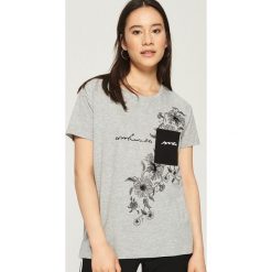 T-shirt z kontrastową kieszenią - Jasny szar. Szare t-shirty damskie Sinsay, l, z kontrastowym kołnierzykiem. W wyprzedaży za 19,99 zł.