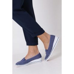 Niebieskie tenisówki na koturnie z gumką casu 17w-9g. Niebieskie koturny damskie Casu, bez obcasa, na koturnie, bez zapięcia. Za 49,99 zł.