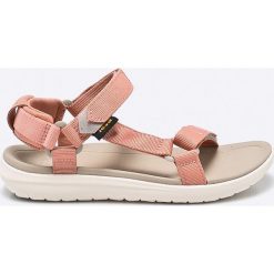 Teva - Sandały. Różowe klapki damskie marki Teva, bez wzorów, z materiału, bez obcasa. W wyprzedaży za 239,90 zł.