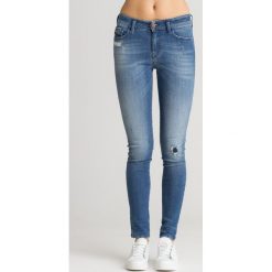 Niebieskie jeansy Slandy z przetarciami. Niebieskie jeansy damskie Diesel, z aplikacjami, z jeansu. Za 326,00 zł.
