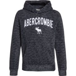 Abercrombie & Fitch LOGO CORE Bluza z kapturem navy. Niebieskie bluzy chłopięce marki Abercrombie & Fitch, z bawełny, z kapturem. W wyprzedaży za 152,10 zł.
