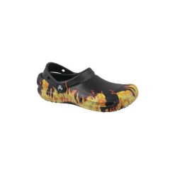 Chodaki Crocs Bistro Graphic Clog 204044-001. Brązowe klapki damskie Crocs, bez wzorów, bez obcasa. Za 189,99 zł.