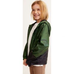 Mango Kids - Kurtka dziecięca Chicago 104-164 cm. Zielone kurtki chłopięce Mango Kids, bez wzorów, z poliesteru, krótkie, bez kaptura. W wyprzedaży za 59,90 zł.