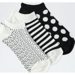 Komplet 3 par skarpetek w groszki i paski. Czarne skarpetki damskie Pull&Bear, w paski. Za 39,90 zł.