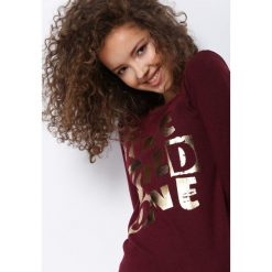 Ciemnobordowa Bluzka Just Look. Brązowe bluzki longsleeves Born2be, m, z nadrukiem, z okrągłym kołnierzem. Za 39,99 zł.