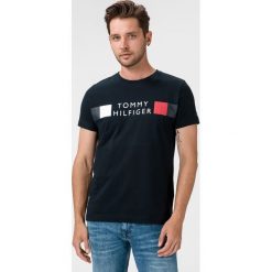 Tommy Hilfiger Koszulka Niebieski. Niebieskie podkoszulki męskie TOMMY HILFIGER, l, z nadrukiem, z bawełny, z krótkim rękawem. Za 187,95 zł.