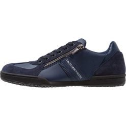 Trussardi Jeans ZIP Sneakersy niskie blue. Niebieskie trampki męskie Trussardi Jeans, bez wzorów, z poliesteru, bez zapięcia. Za 509,00 zł.