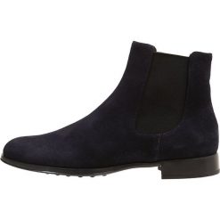 Pretty Ballerinas CROSTINA Ankle boot navy. Niebieskie botki damskie marki Pretty Ballerinas, ze skóry, bez obcasa, bez zapięcia. Za 949,00 zł.