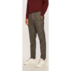 Tommy Hilfiger - Spodnie. Niebieskie spodnie męskie TOMMY HILFIGER, na co dzień, s, bez wzorów, z elastanu. W wyprzedaży za 429,90 zł.