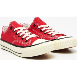Klasyczne trampki - Czerwony. Czerwone trampki i tenisówki damskie marki Cropp, bez wzorów, bez zapięcia. Za 69,99 zł.