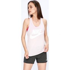 Nike Sportswear - Top. Różowe topy damskie marki Nike Sportswear, s, z nadrukiem, z poliesteru, z okrągłym kołnierzem. W wyprzedaży za 99,90 zł.