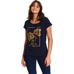 T-shirt z nadrukiem kwiatowym. Niebieskie t-shirty damskie z nadrukiem, z dzianiny, z okrągłym kołnierzem. W wyprzedaży za 19,99 zł.