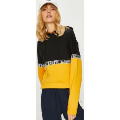 Tally Weijl - Bluza. Czerwone bluzy z kapturem damskie marki TALLY WEIJL, l, z dzianiny, z krótkim rękawem. Za 119,90 zł.