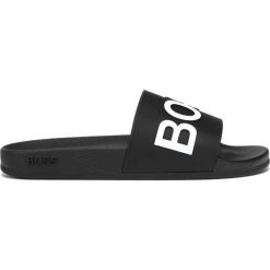 BOSS Bay Kapcie Czarny. Czarne kapcie męskie Boss, z materiału. Za 307,95 zł.