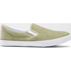 Buty wsuwane bonprix jasnooliwkowy. Zielone buty sportowe damskie bonprix, ze sztruksu, sportowe. Za 64,99 zł.
