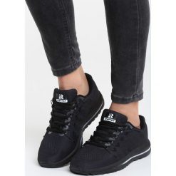 Czarne Buty Sportowe Survivor. Czarne buty sportowe damskie marki DOMYOS, z bawełny. Za 109,99 zł.