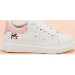 Kylie białe Modne Sportowe Buty. Białe buty sportowe damskie KYLIE, bez wzorów, ze skóry ekologicznej, eleganckie. Za 79,00 zł.