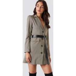 NA-KD Classic Sukienka marynarka z podkreśloną talią - Multicolor. Szare marynarki damskie NA-KD Classic, bez wzorów, bez kołnierzyka, bez rękawów, długie, mini. Za 283,95 zł.