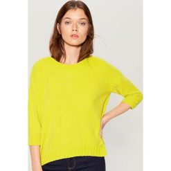 Szenilowy sweter z rękawami 3/4 - Zielony. Zielone swetry klasyczne damskie marki Mohito, s. Za 89,99 zł.