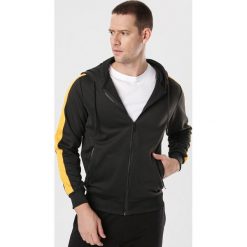 Czarno-Żółta Bluza Chelfer. Czarne bluzy męskie Born2be, xl, bez wzorów, bez kołnierzyka, bez rękawów, bez kaptura. Za 89,99 zł.