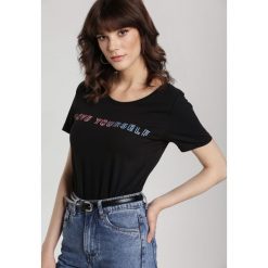 Czarny T-shirt Aroaxera. Czarne t-shirty damskie Renee, s, z nadrukiem, z dzianiny, klasyczne, z okrągłym kołnierzem. Za 49,99 zł.