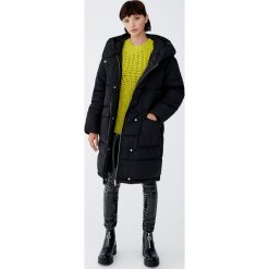 Pikowany płaszcz z otulającym kołnierzem. Czarne płaszcze damskie Pull&Bear. Za 349,00 zł.