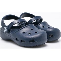 Crocs - Klapki dziecięce Crocs Karin. Niebieskie sandały dziewczęce Crocs, z materiału, z okrągłym noskiem, bez zapięcia. W wyprzedaży za 99,90 zł.