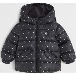 Mango Kids - Kurtka dziecięca (80 - 104) June. Białe kurtki dziewczęce Mango Kids, bez wzorów, z poliesteru, krótkie, z kapturem. Za 89,90 zł.
