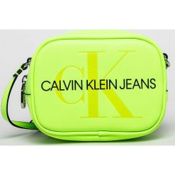 Calvin Klein Jeans - Torebka. Czerwone torebki klasyczne damskie Calvin Klein Jeans, w paski, z jeansu, casualowe, na ramię, małe, z nadrukiem, bez dodatków. Za 259,90 zł.