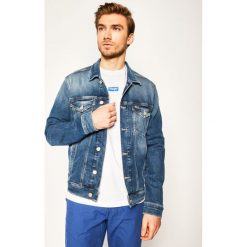 Kurtka jeansowa Tommy Jeans Trucker DM0DM08035. Niebieskie kurtki męskie Tommy Jeans, xl, bez wzorów, z elastanu, bez kaptura. W wyprzedaży za 349,00 zł.